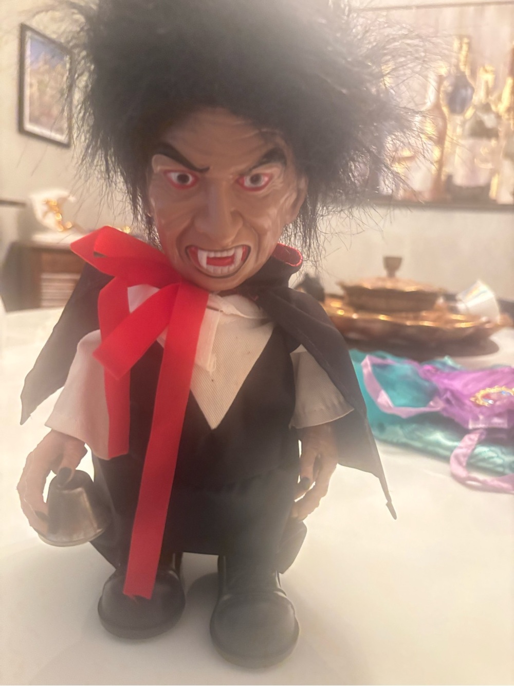 VINTAGE 1993 HALLOWEEN ANIMATED WALKING VAMPIRE w/GLOWING EYES & EERIE MOANING